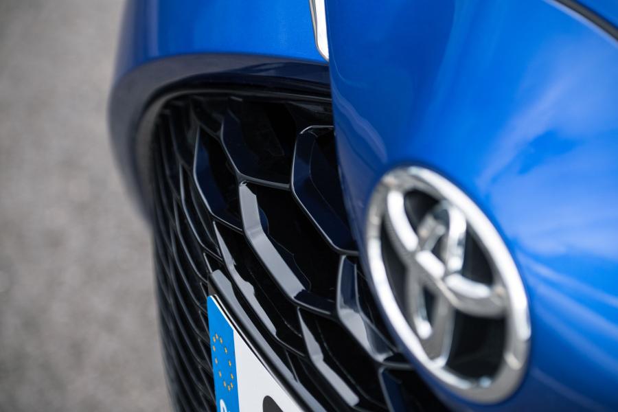 Логотип Toyota Yaris Bi-Tone 2017 года  (UK) (фото 28 из 40)